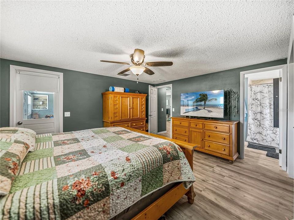 For Sale: $459,900 (4 beds, 2 baths, 2028 Square Feet)