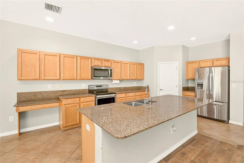 En Venta: $699,999 (4 camas, 3 baños, 3285 Pies cuadrados)