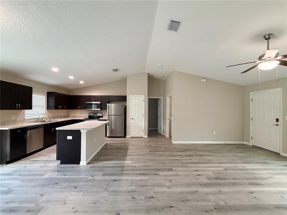 For Sale: $249,900 (3 beds, 2 baths, 1381 Square Feet)
