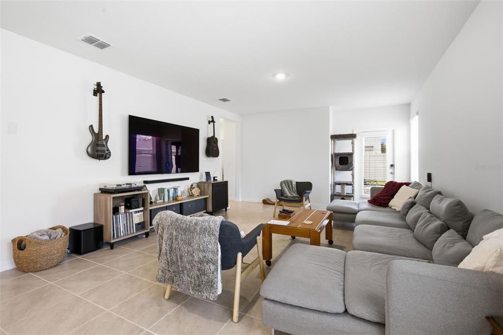 En Venta: $430,000 (4 camas, 2 baños, 1665 Pies cuadrados)