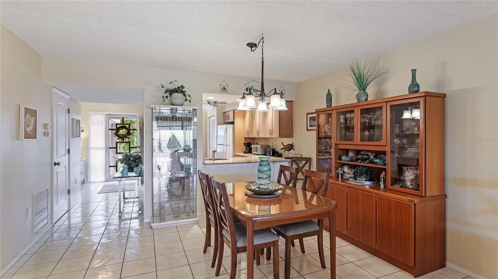 For Sale: $325,000 (2 beds, 2 baths, 1334 Square Feet)