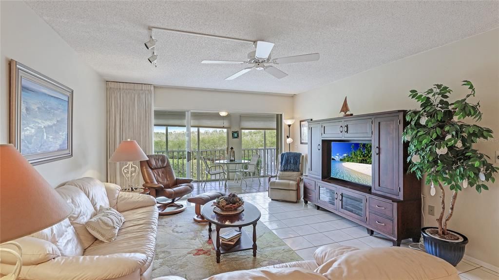 For Sale: $325,000 (2 beds, 2 baths, 1334 Square Feet)