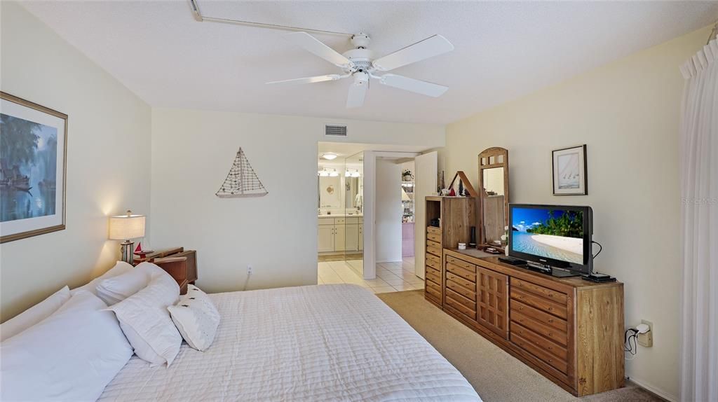 For Sale: $325,000 (2 beds, 2 baths, 1334 Square Feet)