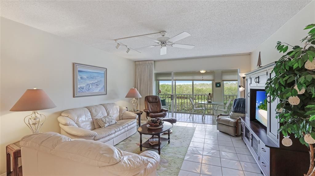 For Sale: $325,000 (2 beds, 2 baths, 1334 Square Feet)