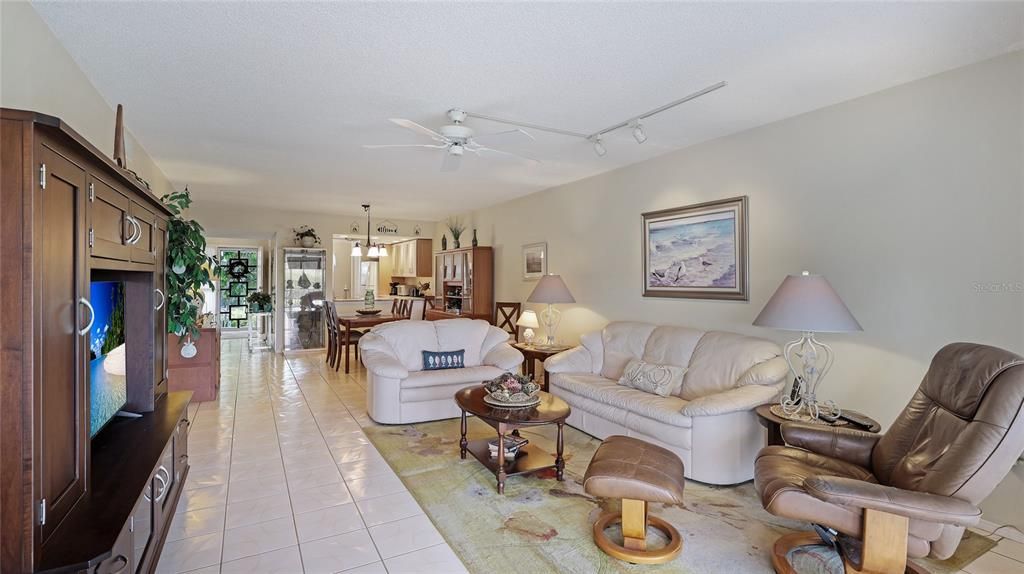 For Sale: $325,000 (2 beds, 2 baths, 1334 Square Feet)