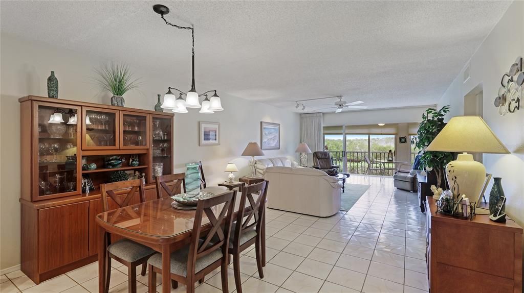 For Sale: $325,000 (2 beds, 2 baths, 1334 Square Feet)