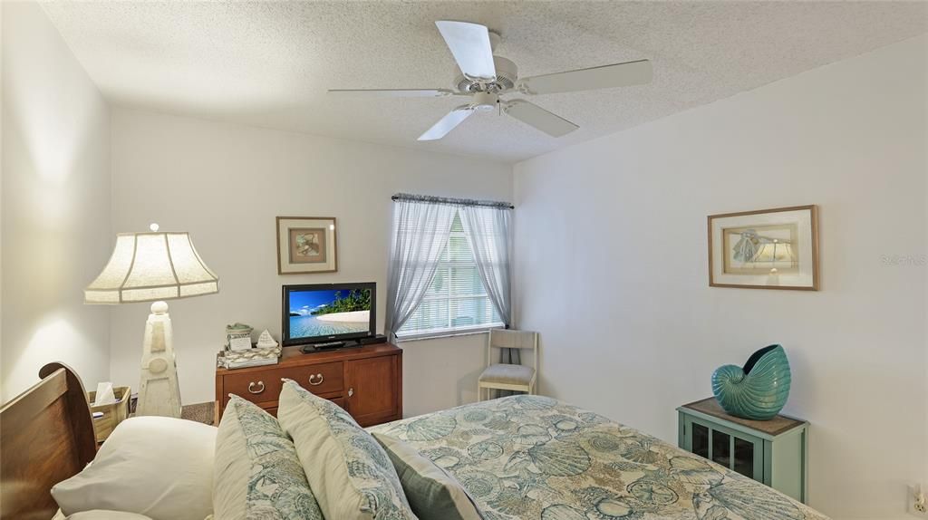 For Sale: $325,000 (2 beds, 2 baths, 1334 Square Feet)