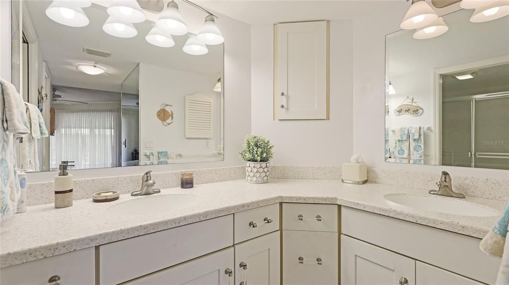 For Sale: $325,000 (2 beds, 2 baths, 1334 Square Feet)