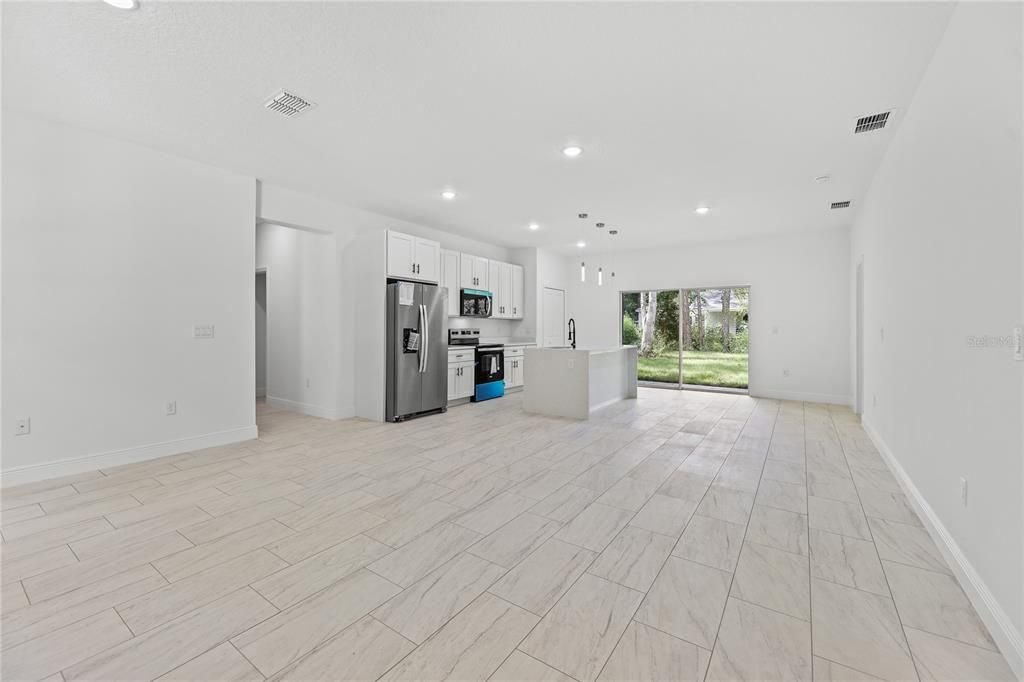 На продажу: $285,000 (4 спален, 2 ванн, 1661 Квадратных фут)