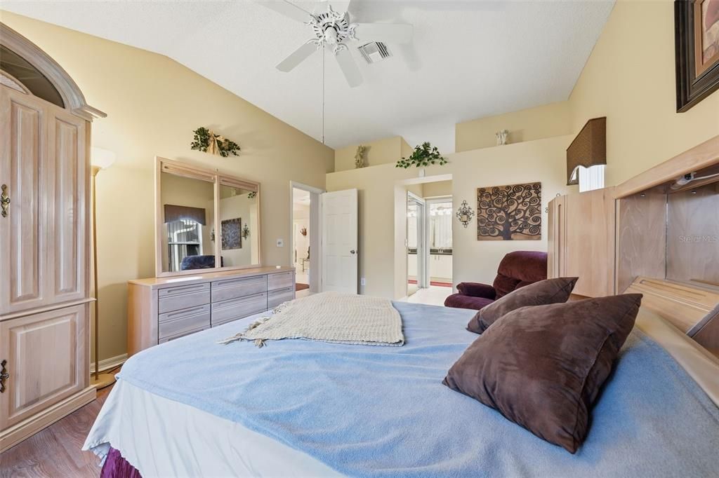 For Sale: $299,000 (2 beds, 2 baths, 1530 Square Feet)