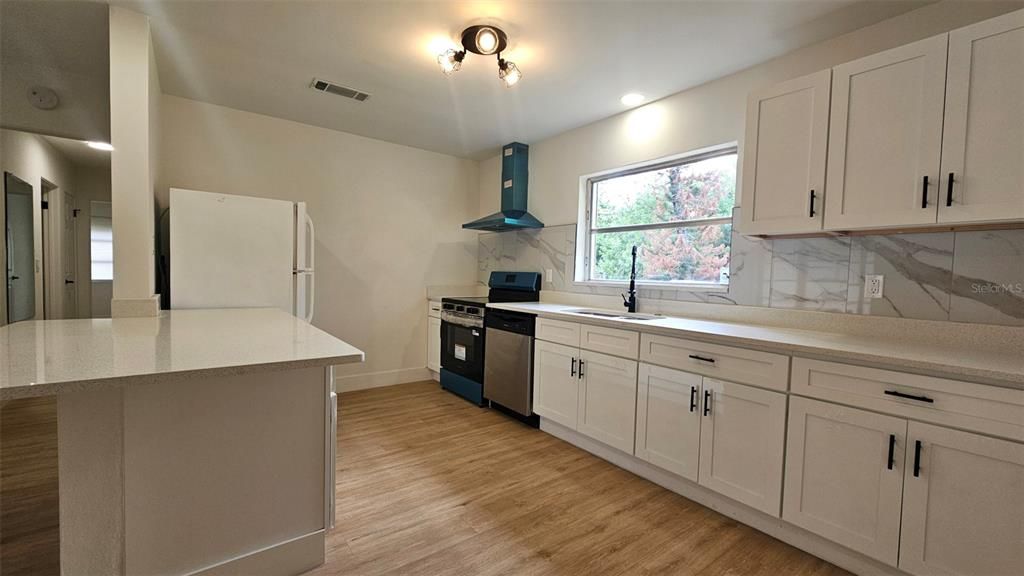 For Sale: $254,900 (3 beds, 2 baths, 912 Square Feet)