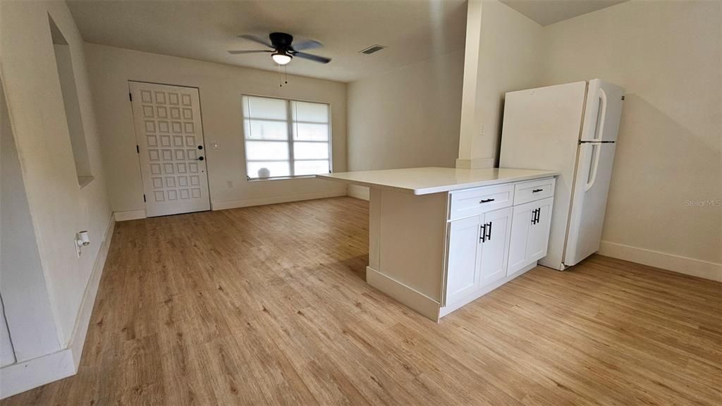 For Sale: $254,900 (3 beds, 2 baths, 912 Square Feet)