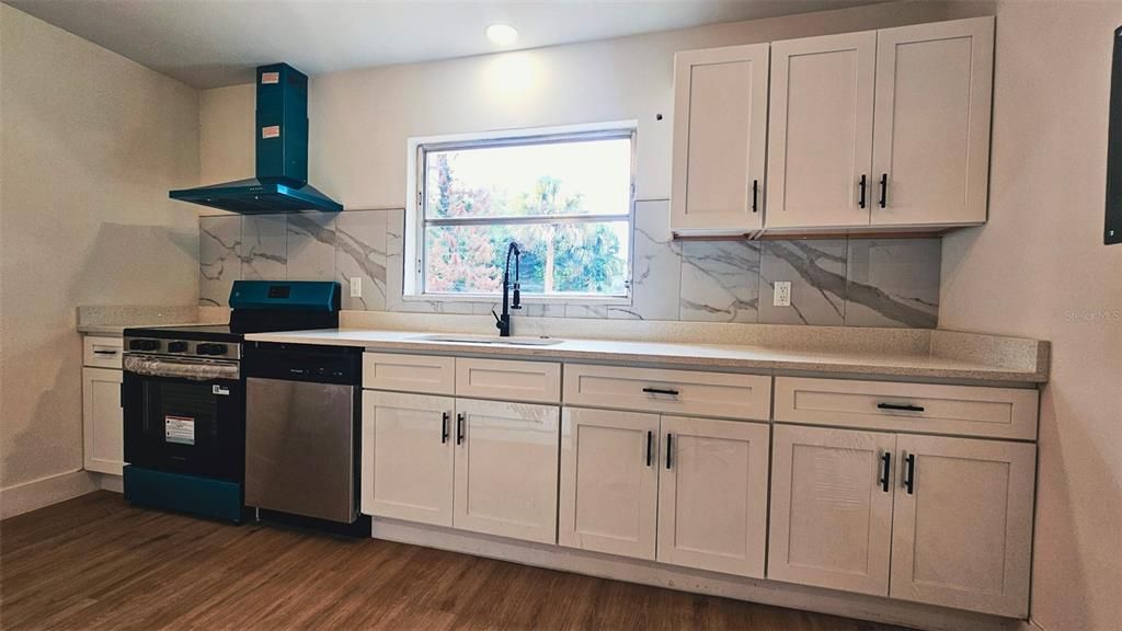 For Sale: $254,900 (3 beds, 2 baths, 912 Square Feet)