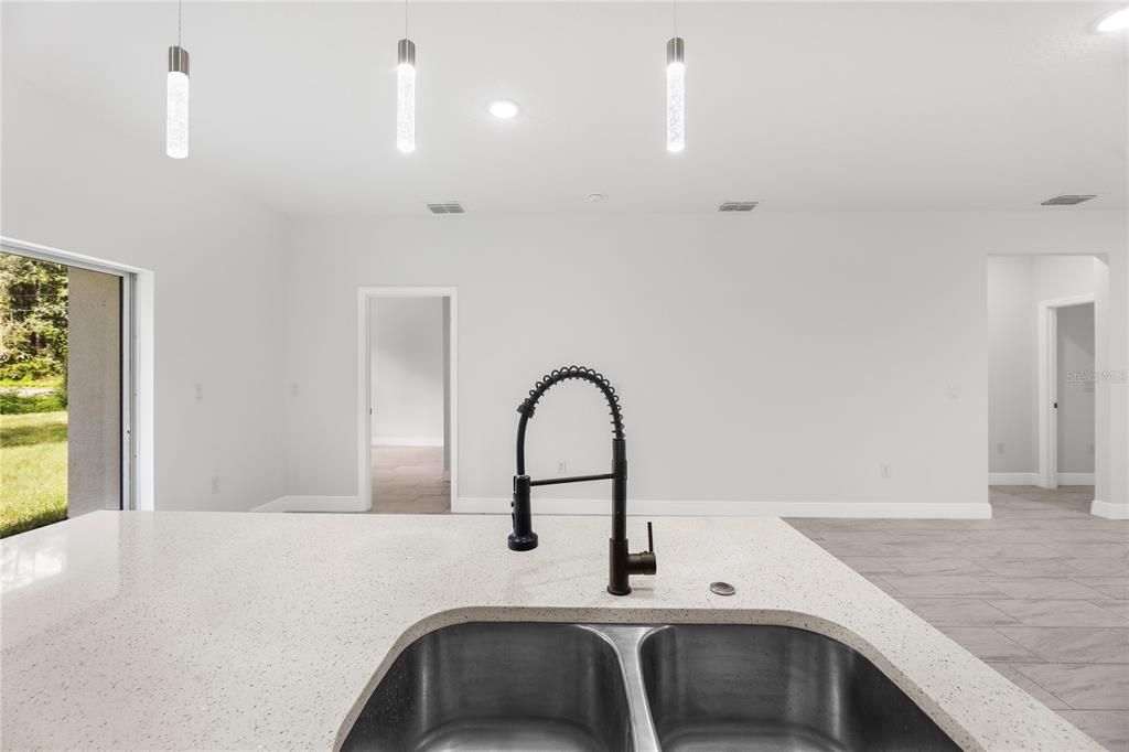 En Venta: $285,000 (4 camas, 2 baños, 1661 Pies cuadrados)