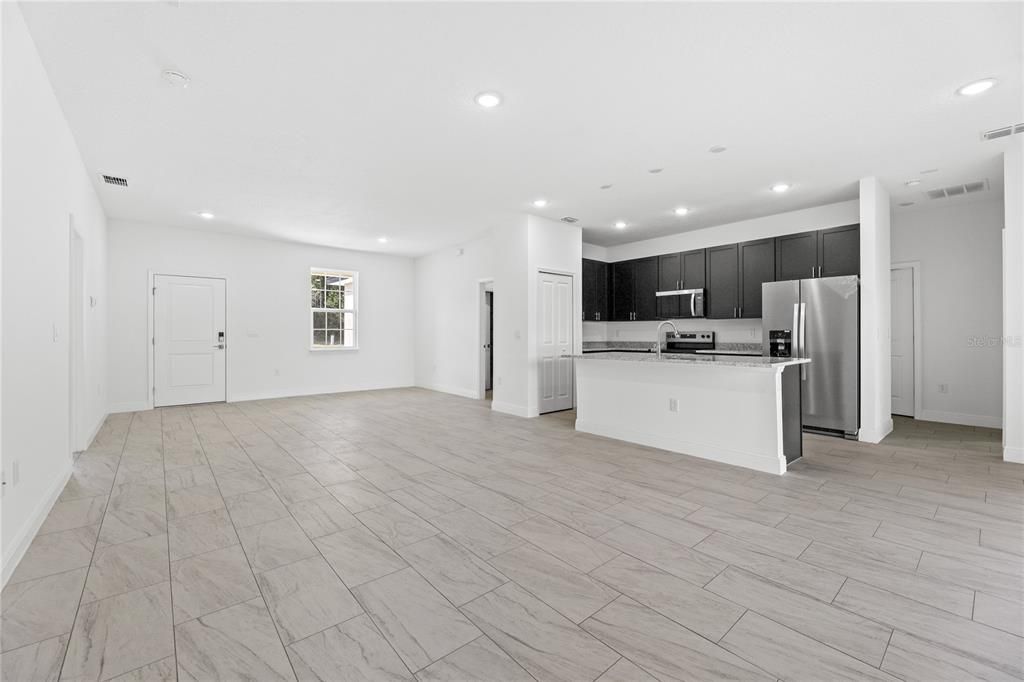 En Venta: $305,000 (4 camas, 3 baños, 1827 Pies cuadrados)