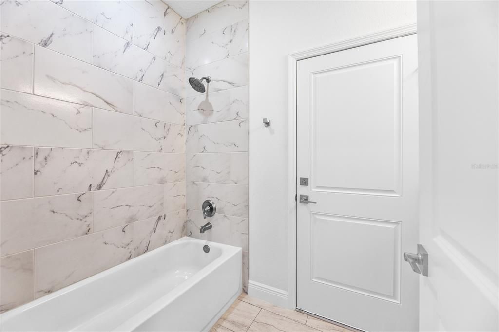 En Venta: $305,000 (4 camas, 3 baños, 1827 Pies cuadrados)