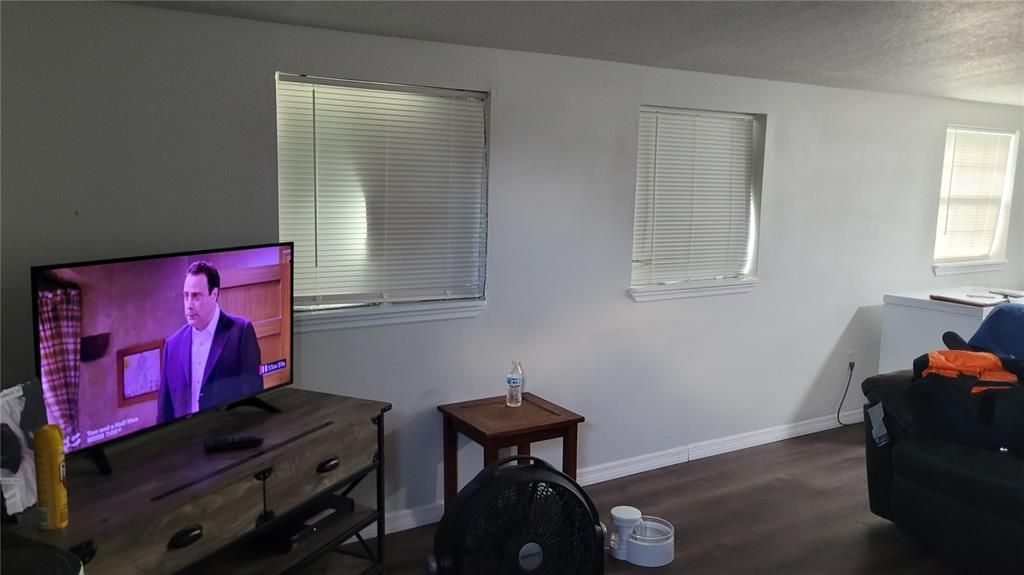 For Sale: $180,000 (2 beds, 1 baths, 816 Square Feet)