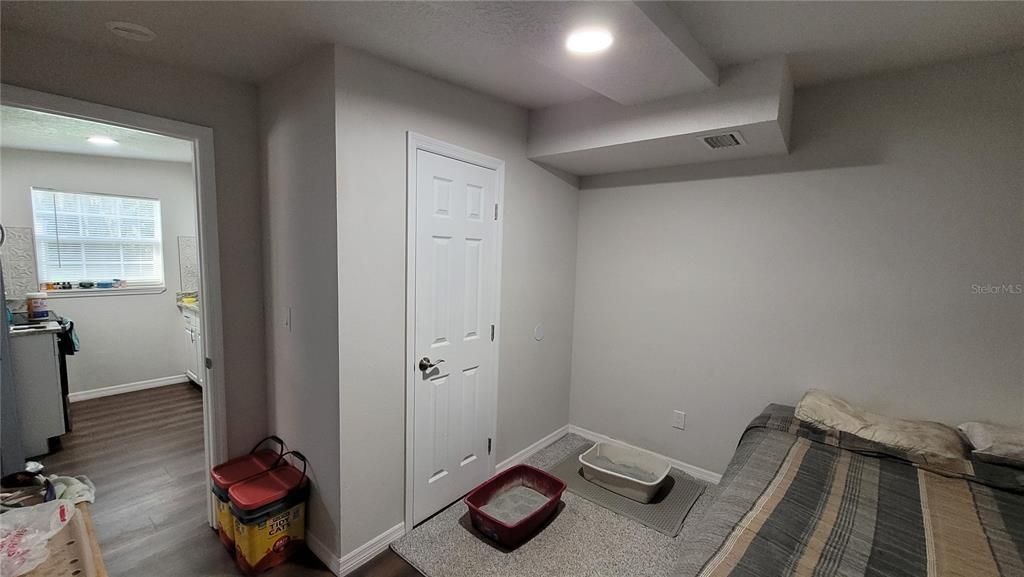 For Sale: $180,000 (2 beds, 1 baths, 816 Square Feet)