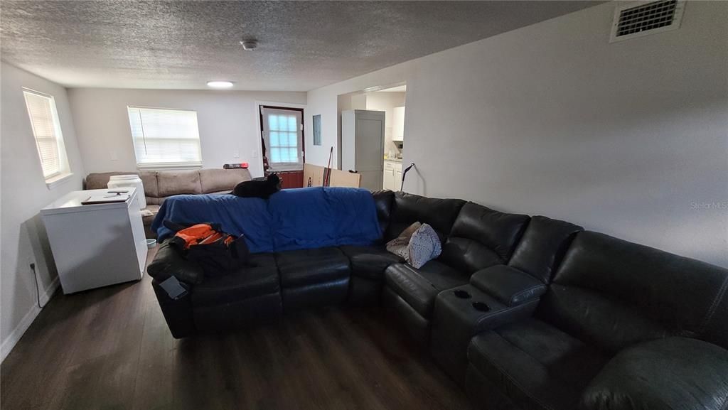 For Sale: $180,000 (2 beds, 1 baths, 816 Square Feet)