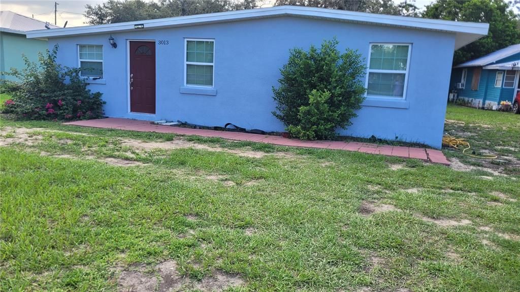 For Sale: $180,000 (2 beds, 1 baths, 816 Square Feet)