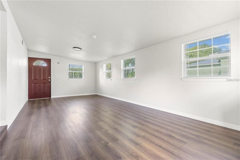 For Sale: $180,000 (2 beds, 1 baths, 816 Square Feet)