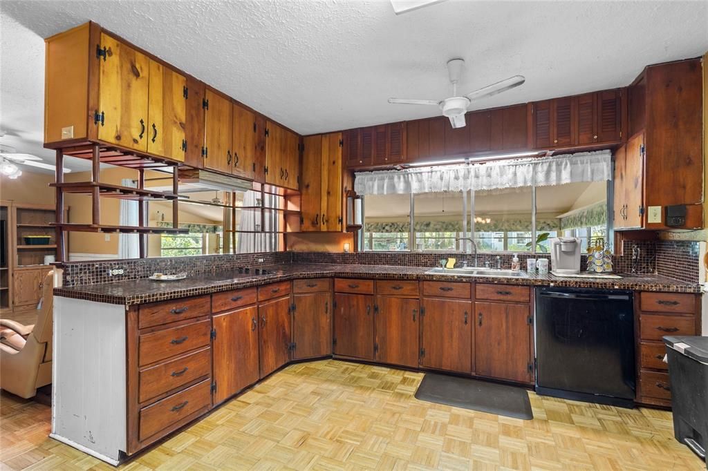 En Venta: $1,600,000 (4 camas, 2 baños, 2700 Pies cuadrados)