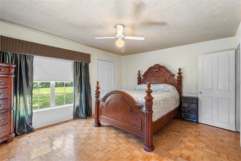 En Venta: $1,600,000 (4 camas, 2 baños, 2700 Pies cuadrados)