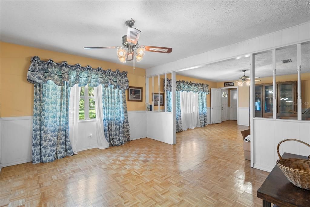 En Venta: $1,600,000 (4 camas, 2 baños, 2700 Pies cuadrados)