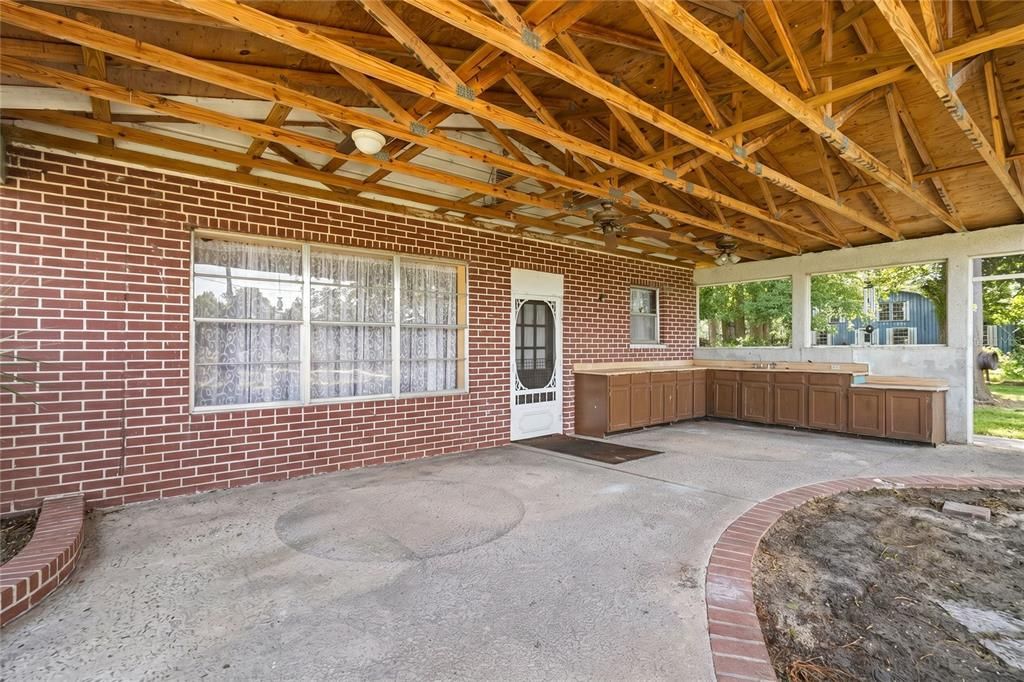 En Venta: $1,600,000 (4 camas, 2 baños, 2700 Pies cuadrados)