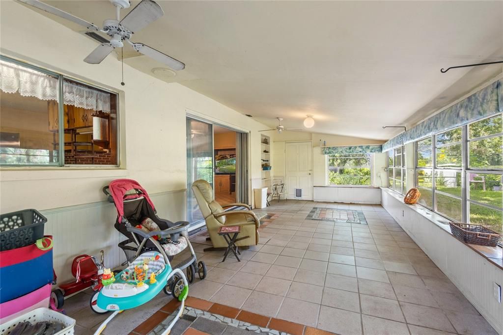 En Venta: $1,600,000 (4 camas, 2 baños, 2700 Pies cuadrados)