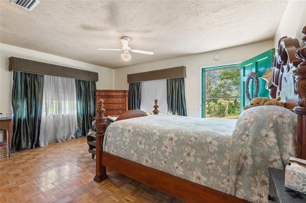 En Venta: $1,600,000 (4 camas, 2 baños, 2700 Pies cuadrados)