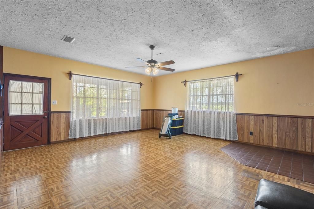 En Venta: $1,600,000 (4 camas, 2 baños, 2700 Pies cuadrados)