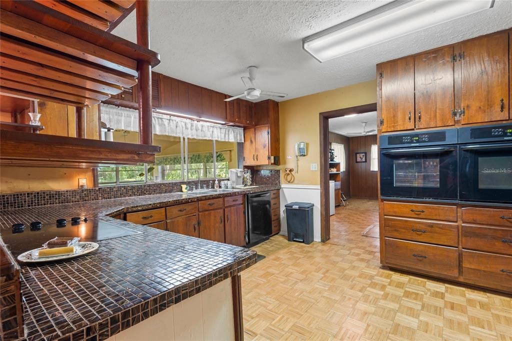 En Venta: $1,600,000 (4 camas, 2 baños, 2700 Pies cuadrados)