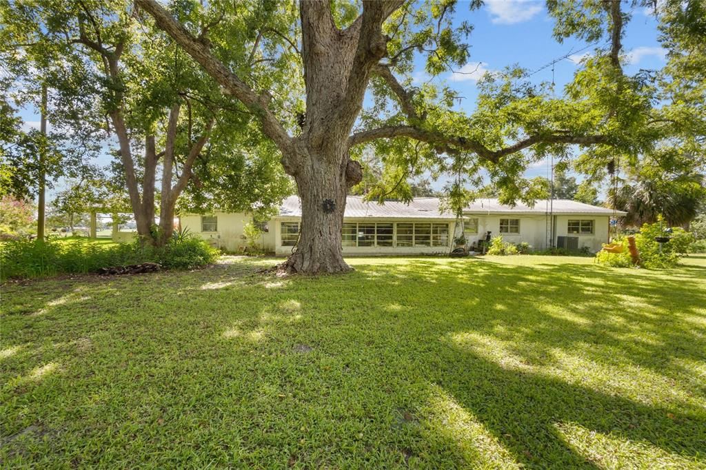 En Venta: $1,600,000 (4 camas, 2 baños, 2700 Pies cuadrados)