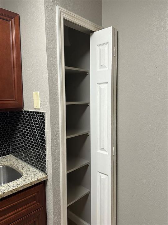 For Sale: $127,000 (1 beds, 1 baths, 588 Square Feet)