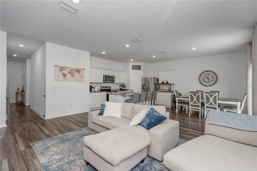 En Venta: $385,000 (4 camas, 3 baños, 2260 Pies cuadrados)