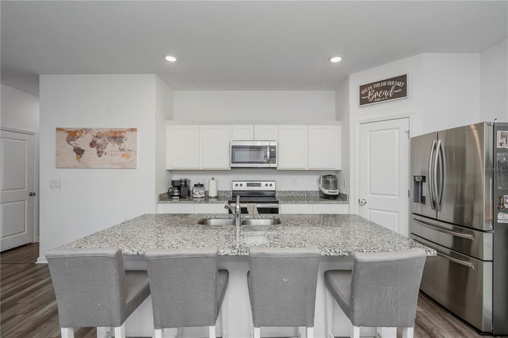 En Venta: $385,000 (4 camas, 3 baños, 2260 Pies cuadrados)