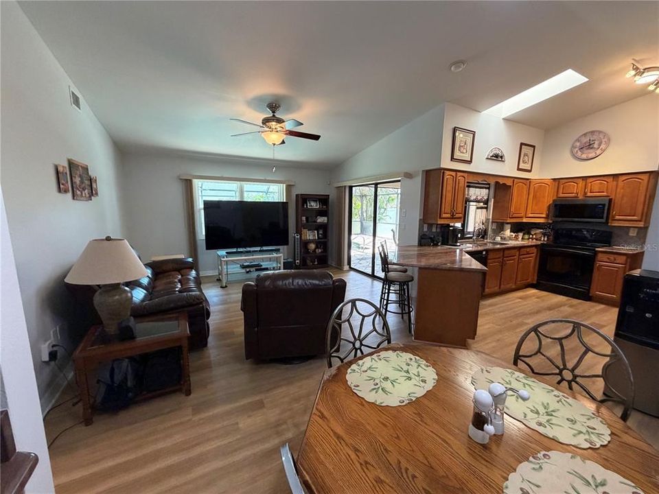 En Venta: $369,900 (3 camas, 2 baños, 2015 Pies cuadrados)