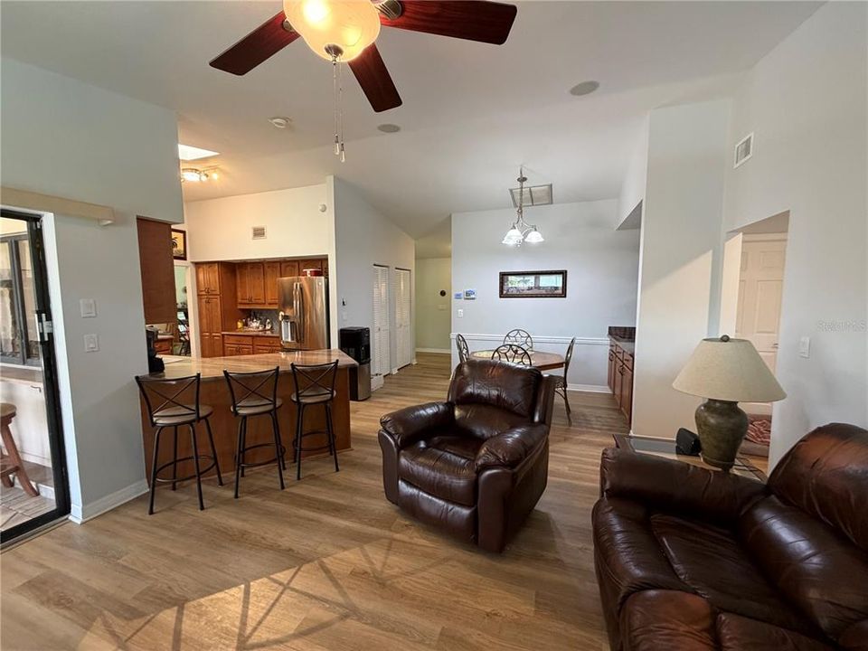 En Venta: $369,900 (3 camas, 2 baños, 2015 Pies cuadrados)