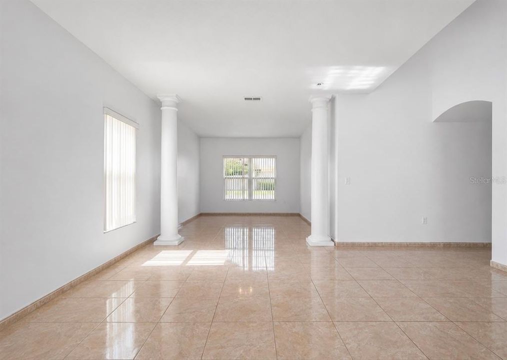 Activo con contrato: $2,800 (4 camas, 2 baños, 2778 Pies cuadrados)