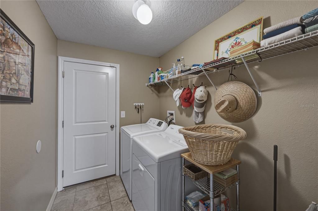 En Venta: $285,000 (3 camas, 2 baños, 1560 Pies cuadrados)