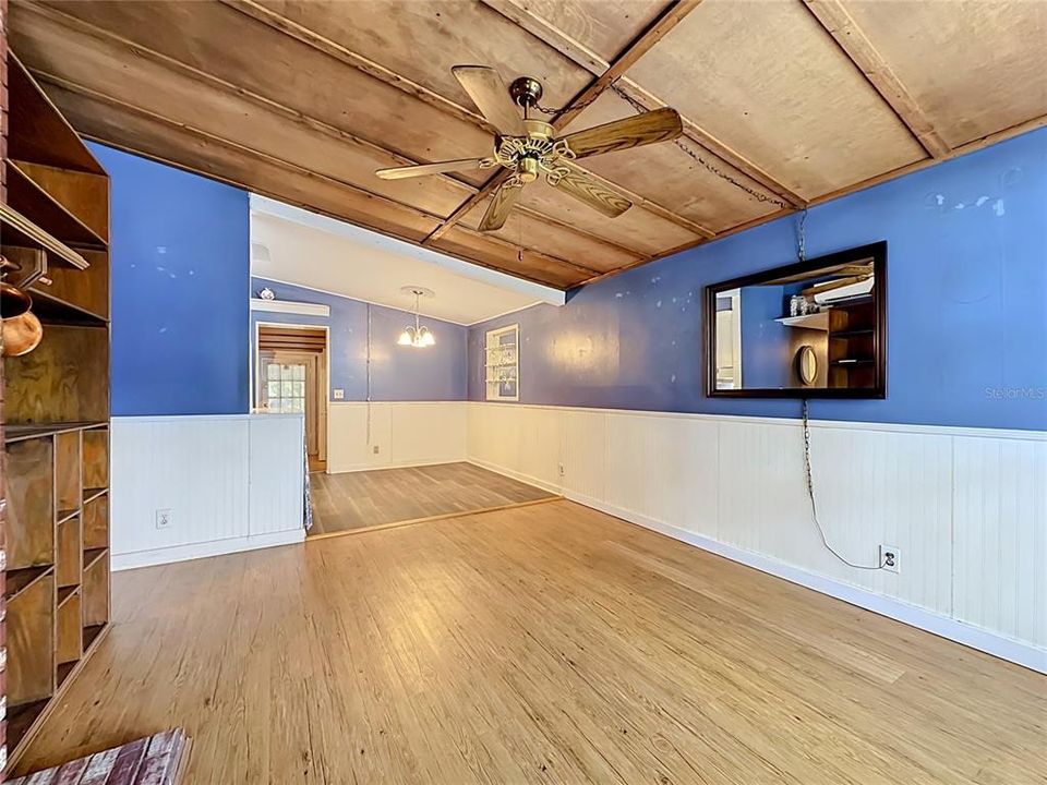 For Sale: $239,000 (3 beds, 1 baths, 1097 Square Feet)