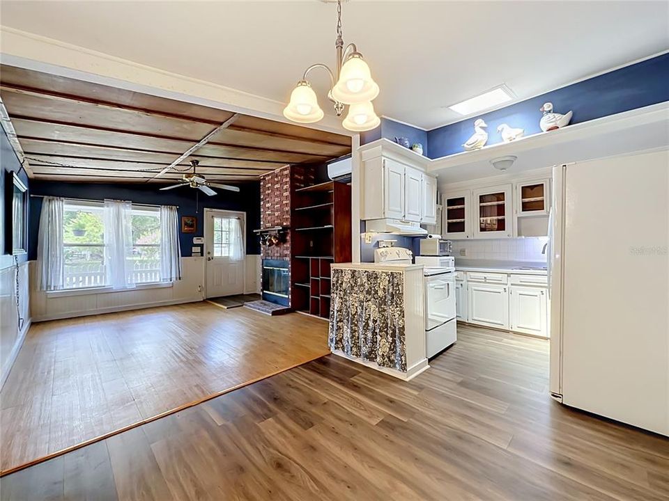 For Sale: $239,000 (3 beds, 1 baths, 1097 Square Feet)