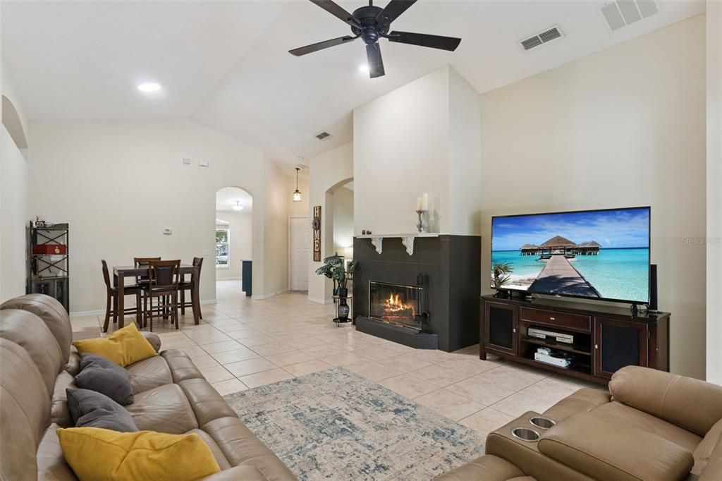 For Sale: $360,000 (3 beds, 2 baths, 1593 Square Feet)