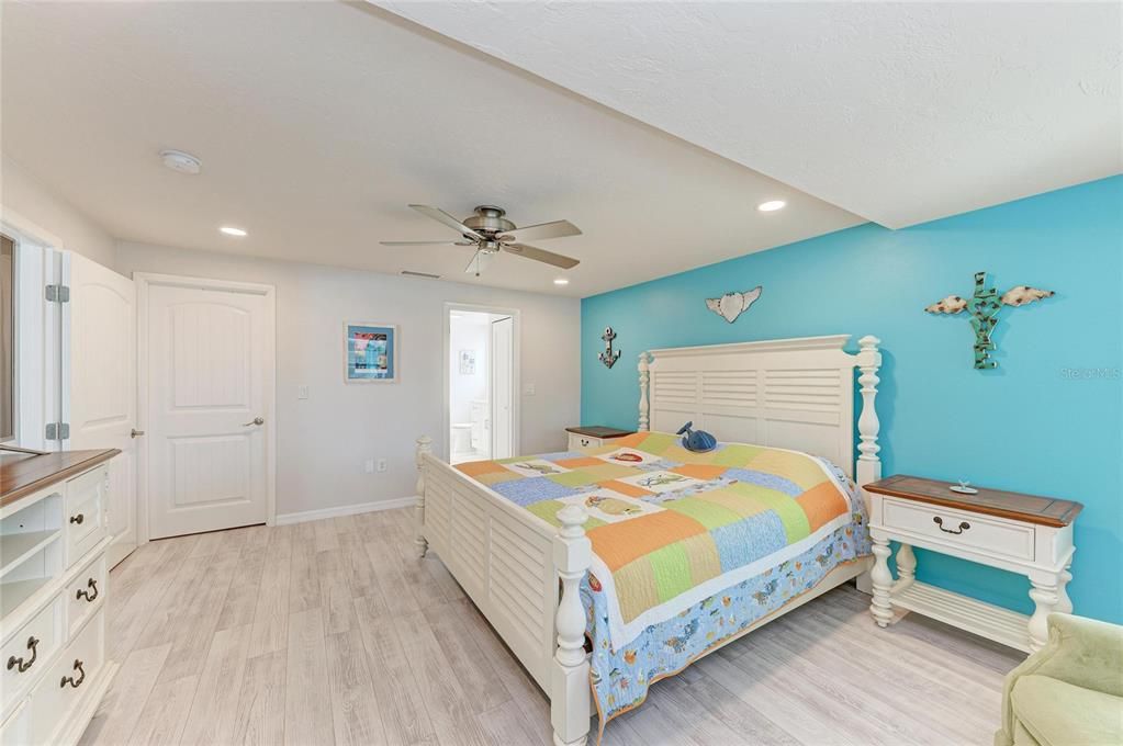 Active With Contract: $949,000 (3 beds, 2 baths, 1556 Square Feet)
