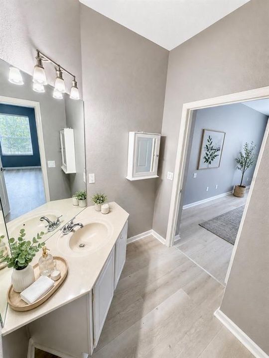 На продажу: $219,990 (3 спален, 2 ванн, 1247 Квадратных фут)