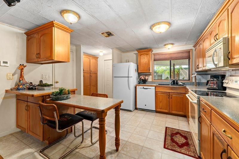 На продажу: $209,000 (2 спален, 2 ванн, 1331 Квадратных фут)