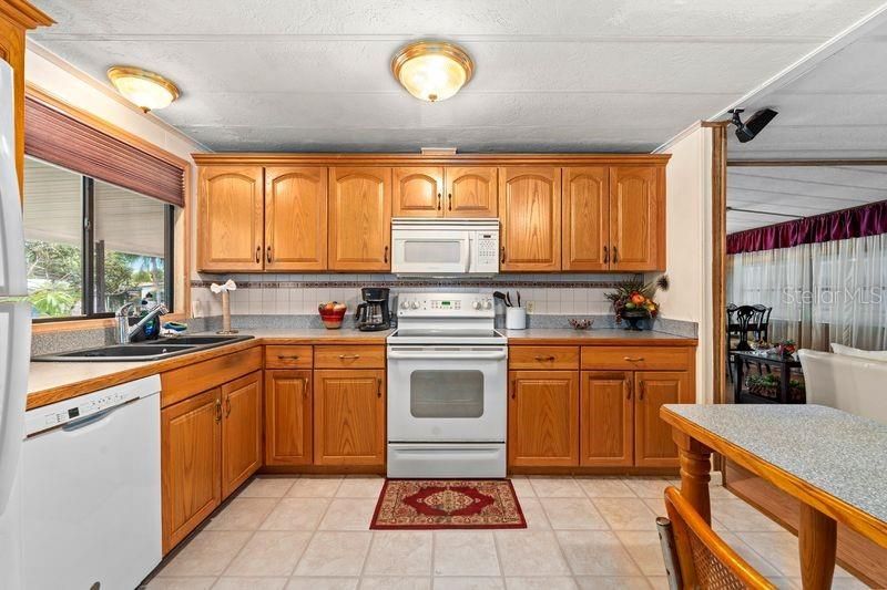 На продажу: $209,000 (2 спален, 2 ванн, 1331 Квадратных фут)