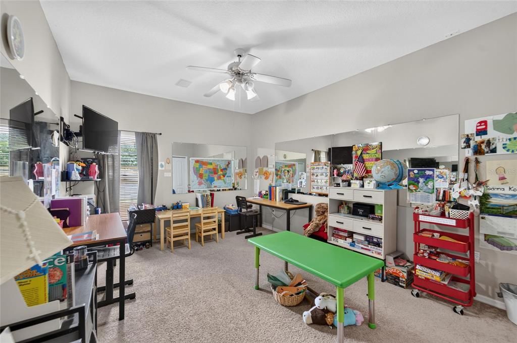 For Sale: $927,000 (5 beds, 4 baths, 3117 Square Feet)