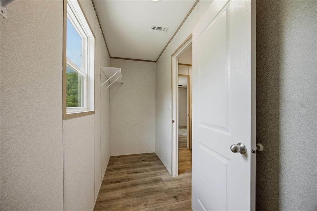 For Sale: $199,900 (3 beds, 2 baths, 1280 Square Feet)